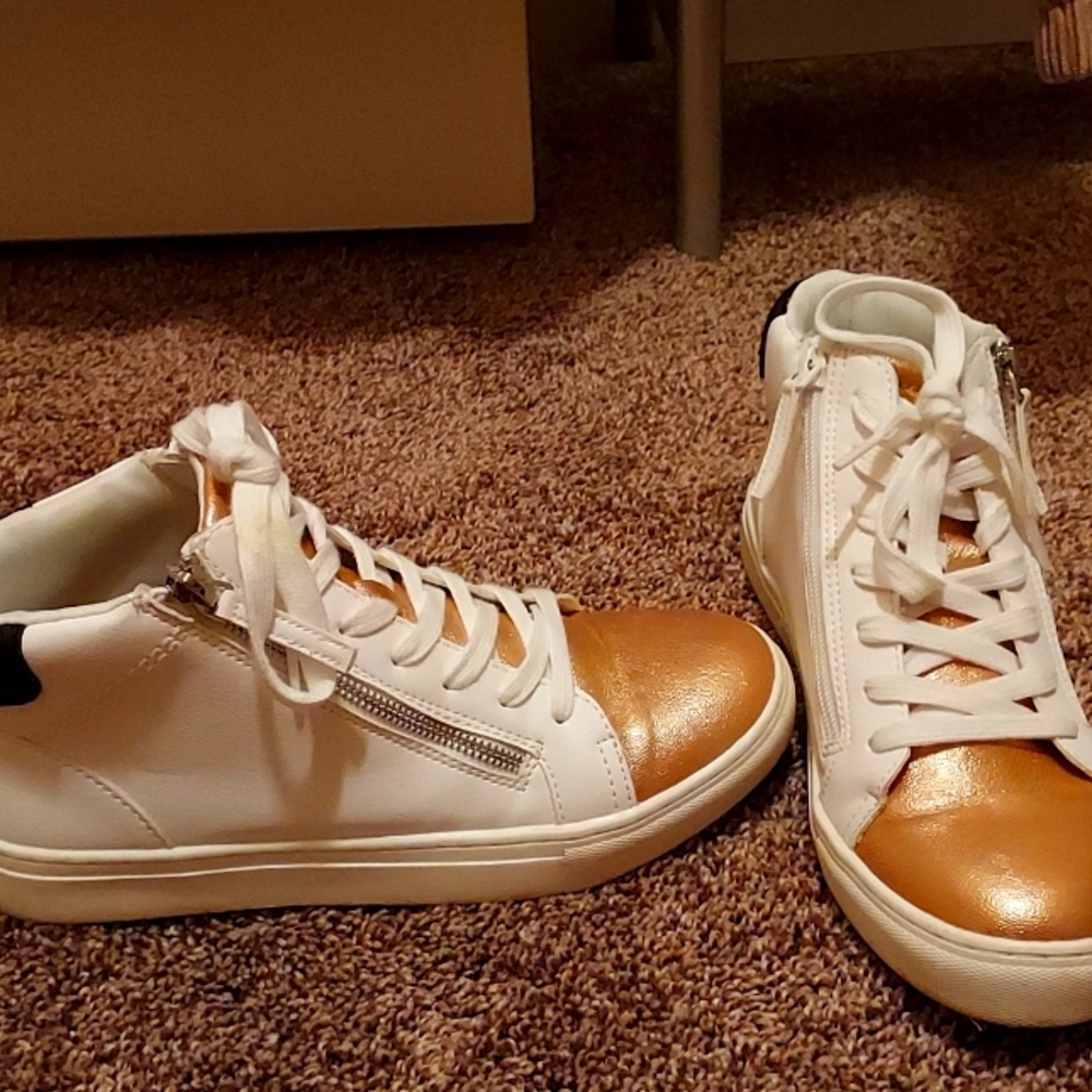 Tennis shoes